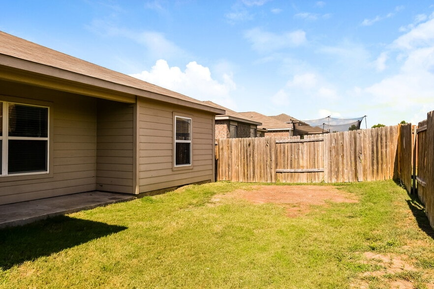 Building Photo - 1327 Chapman Dr
