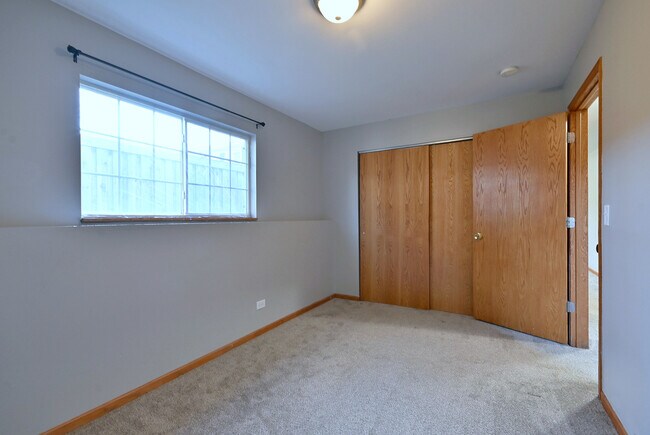 Building Photo - 19 E Pineview Dr