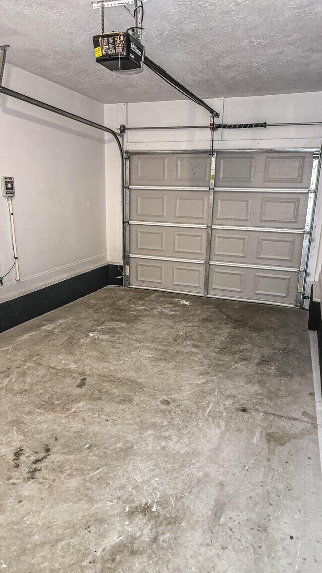 Building Photo - 831 Landing Dr