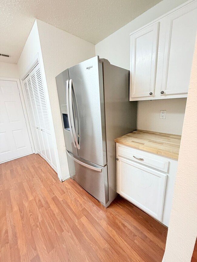 Building Photo - 1555 Blue Brook Way