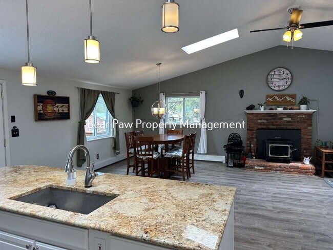 Building Photo - "Charming 3-Bedroom Retreat in Scenic Evergreen!