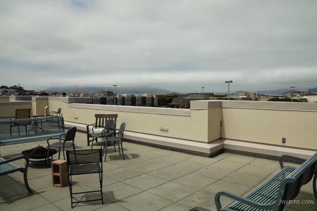 Building Photo - 329 Bay St