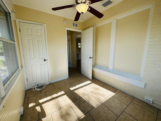 Building Photo - 3/1 2nd Story Duplex - Newly Updated!