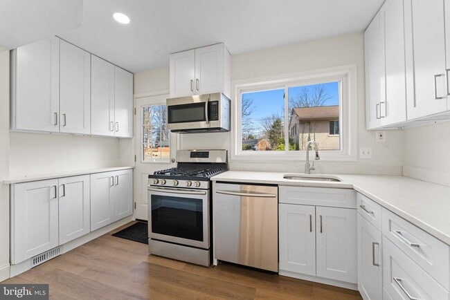 Building Photo - 7407 Kelvin Pl