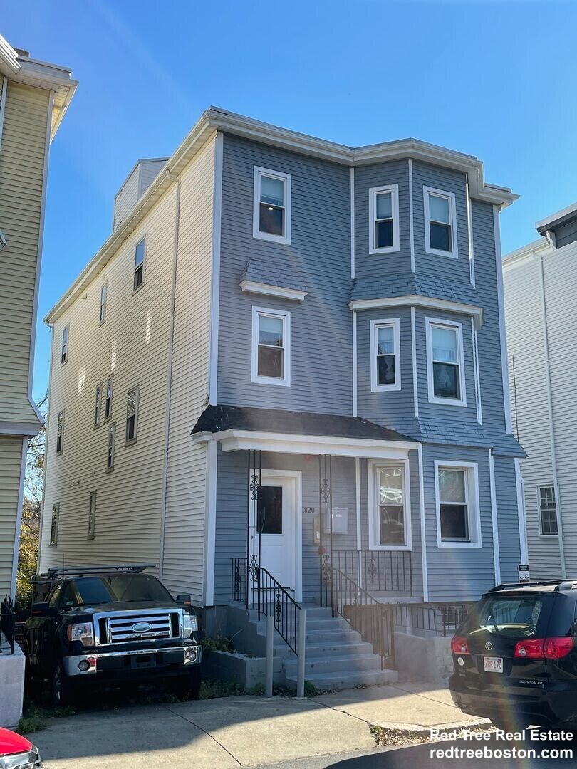 Building Photo - 820 Parker St