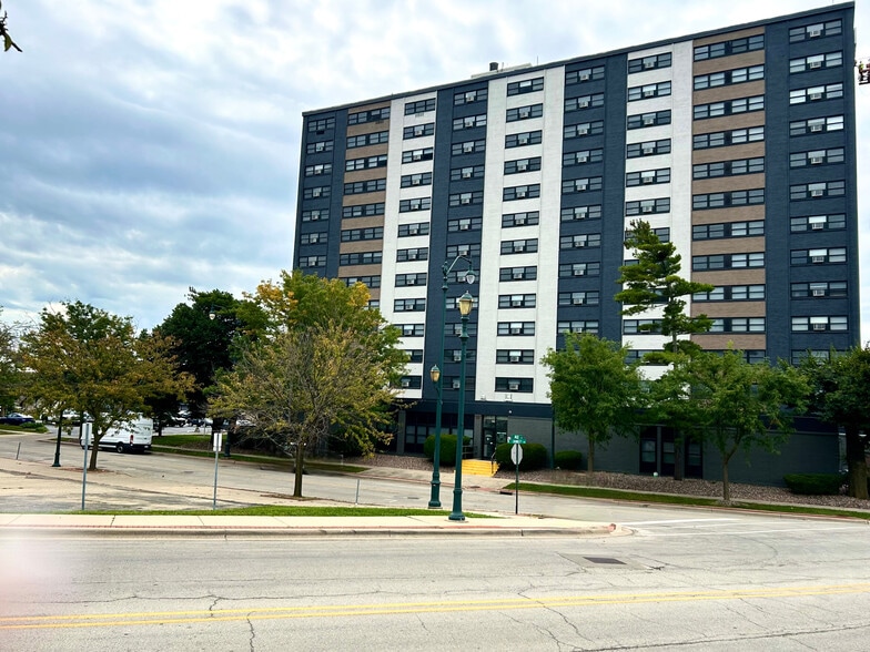 Building Photo - Bays Tower Apartments
