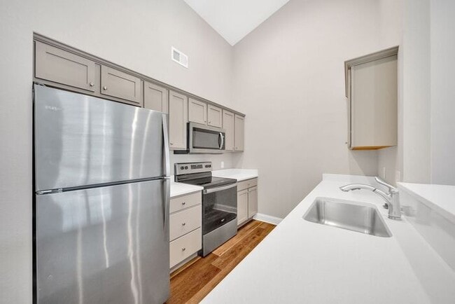 Building Photo - Hillrise III - 2 BR/1.5 Bath One Level with Attached Garage