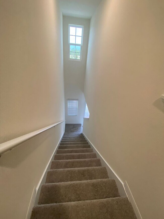 Building Photo - 3 Bedroom 2.5 Bath Townhouse in Harmony West for RENT!