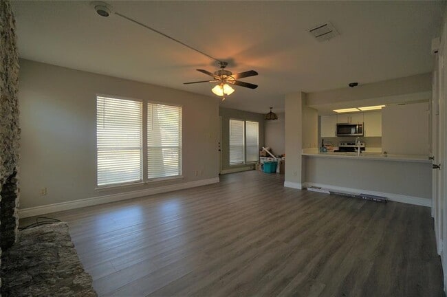 Building Photo - 9100 Mountain Ridge Dr