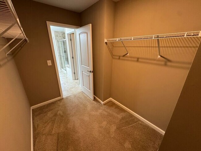 Building Photo - Like new 3 Bedroom townhouse with 2 car ga...
