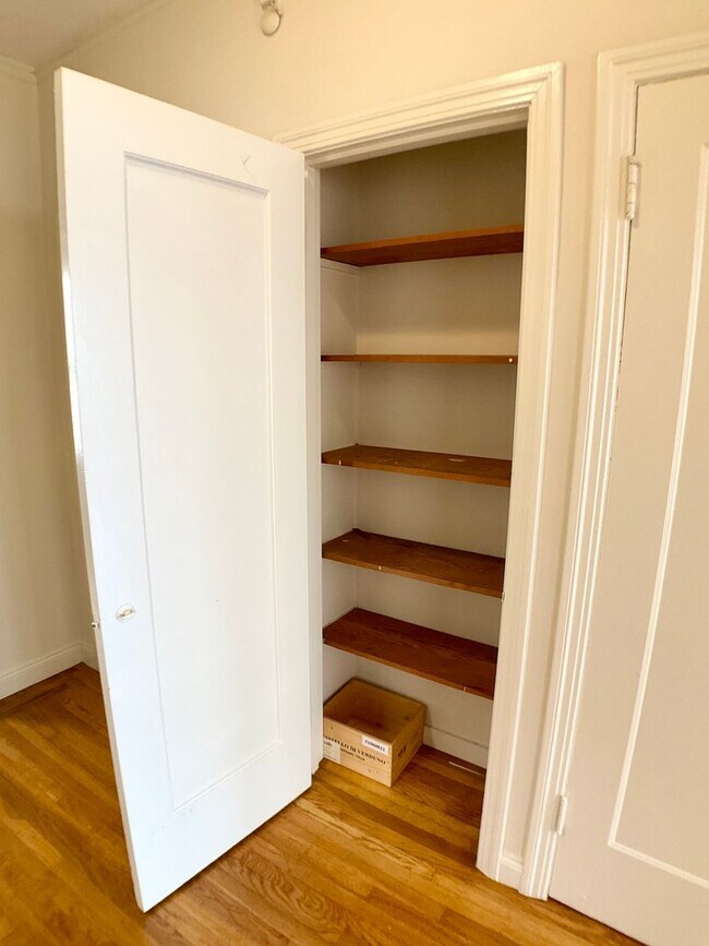 Building Photo - 1BR/1BA. Bay Windows, Laundry On-Site. GAR...