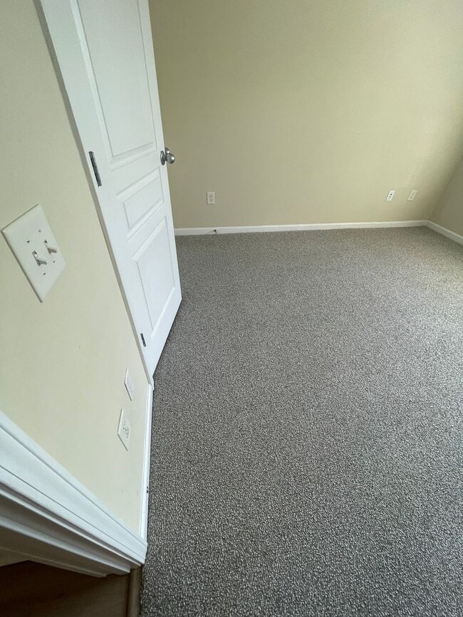 Building Photo - 15-1512 Dukes