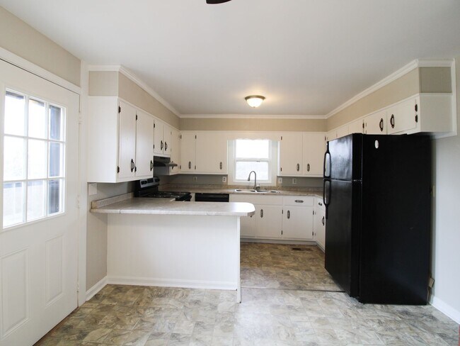 Building Photo - Rental with Country Setting!