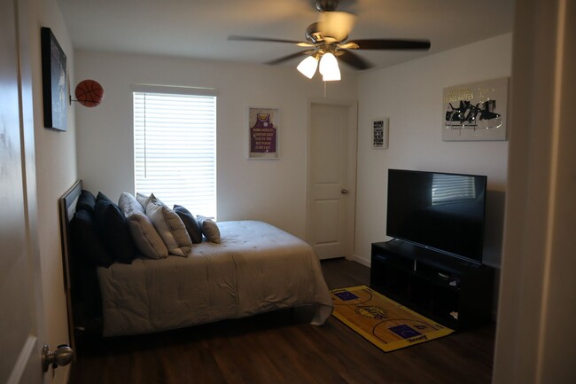 Building Photo - Two-story, 5 bed room, 3 bathroom, 3 livin...