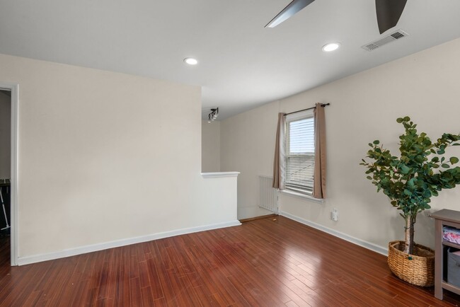 Building Photo - 3 Bed 2.5 Bath Home with 2 Car Garage and Fenced Backyard