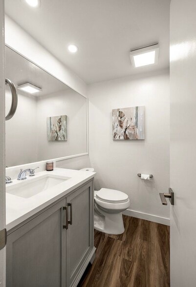 Building Photo - 6540 Hayvenhurst Ave