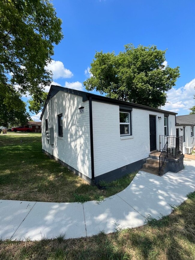 Building Photo - 2BR/1BA Renovated Triplex Unit – Prime Loc...