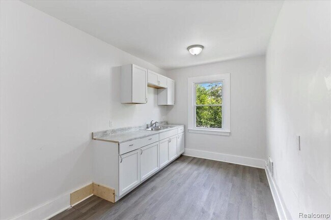 Building Photo - Stunning 2 bed and it's Section 8 friendly!