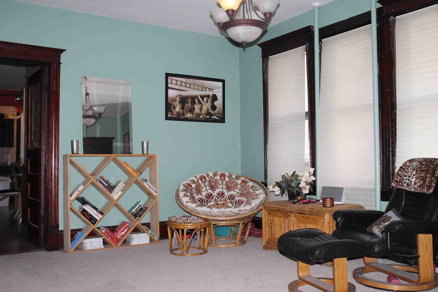 Building Photo - 1916 N Bartlett Ave