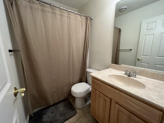 Upstairs full bath - 106 Trotter Ln