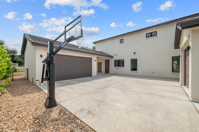 Building Photo - 703 Serene Estates Dr