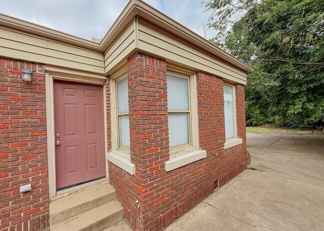 Building Photo - $500 OFF FIRST MONTHS RENT | Duplex in OKC!