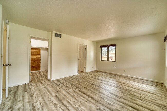 Building Photo - Beauty on Bowstring Drive