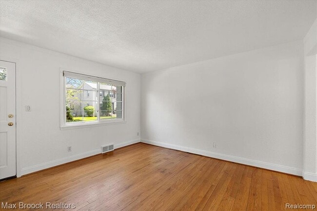 Building Photo - 1652 Graefield Rd