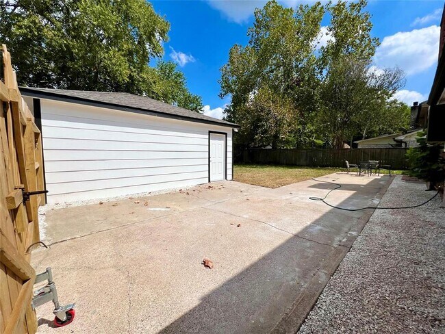 Building Photo - 12230 Fairpoint Dr
