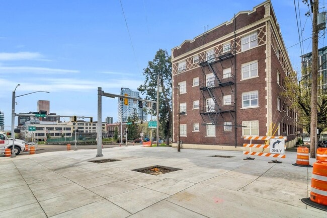 Building Photo - Cozy, updated 4th-floor studio in Nob Hill. Convenient location near all the hot spots