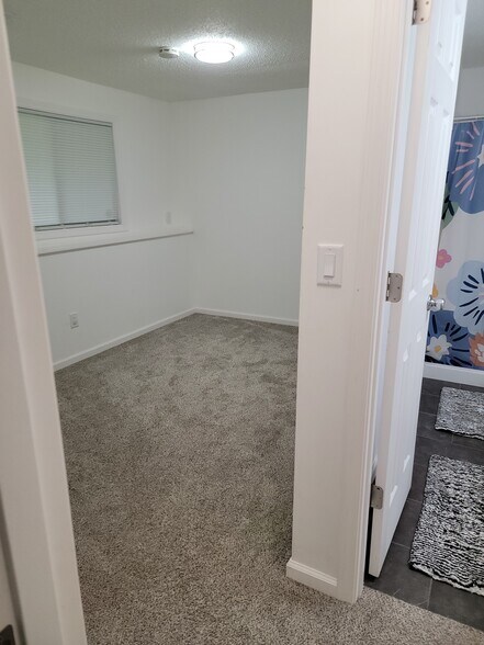 Lower Level - Den - 4557 Scott Trl
