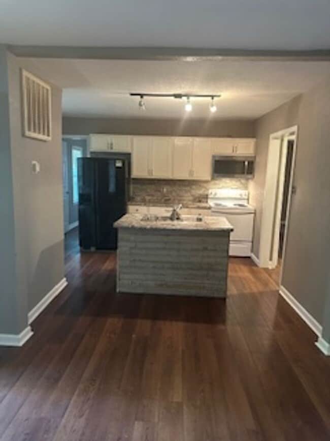 Building Photo - Beautiful 4 Bedroom 2 Bath in Heart of Kan...