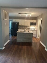 Building Photo - Beautiful 4 Bedroom 2 Bath in Heart of Kan...