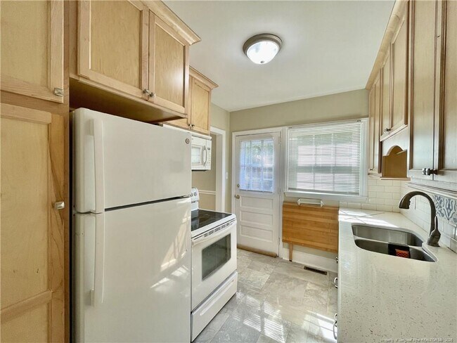 Building Photo - 122 Camellia Dr
