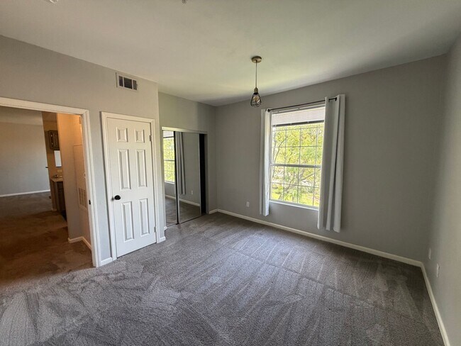 Building Photo - Beautiful 1 Bedroom Condo