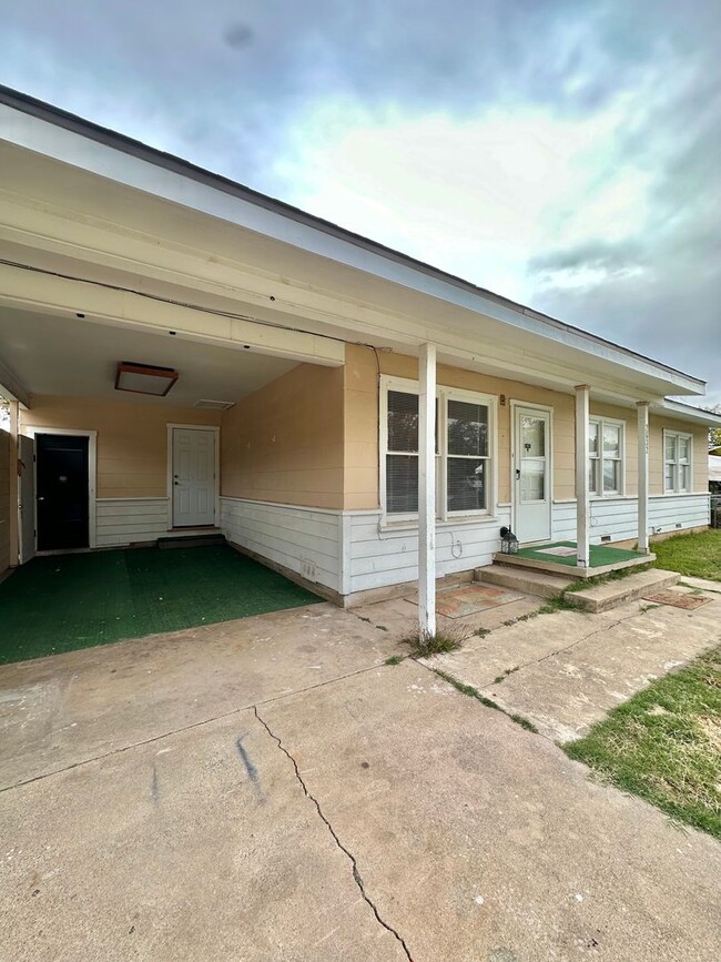 Building Photo - Charming 3-Bedroom Home w/ Fully Renovated...