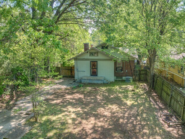 Building Photo - Updated 3 bed/1 bath - walk to Crosstown Concourse