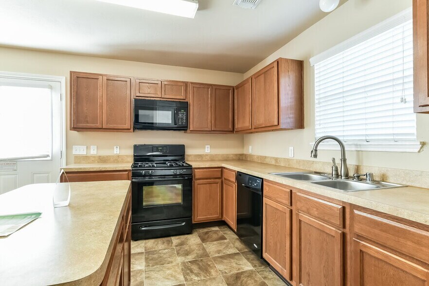 Building Photo - 2527 Floral Bloom Way
