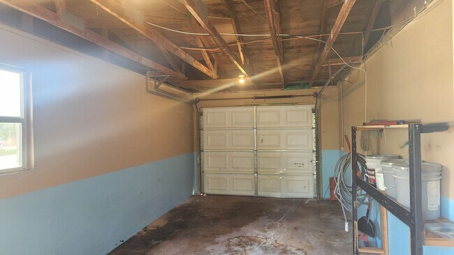 Building Photo - 3 bedroom one bath