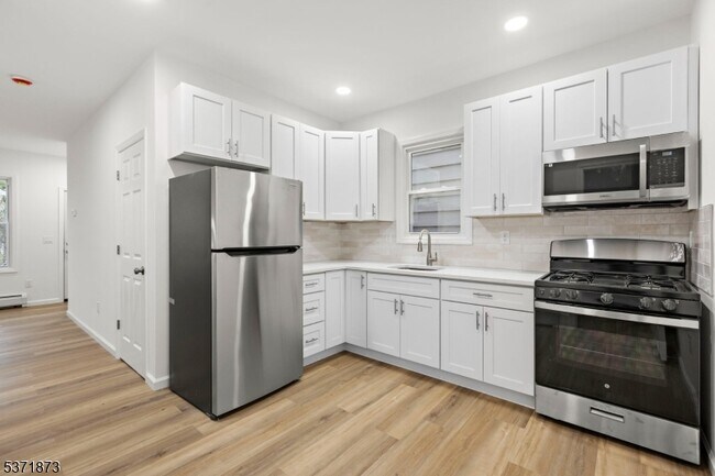 Building Photo - 325 N 7th St