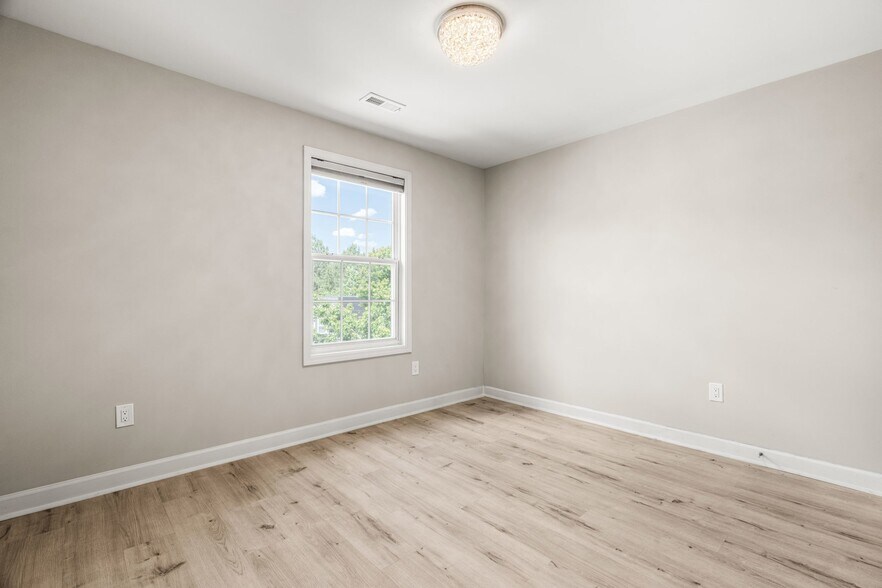 Building Photo - 900 Vandalia Dr