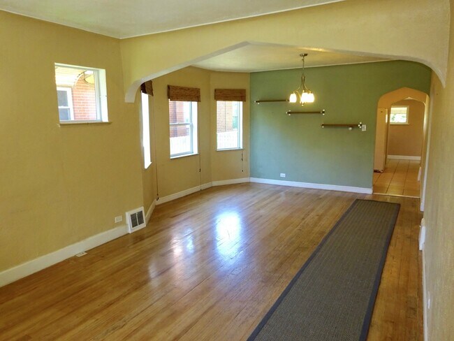 Building Photo - Bright and Charming Sunnyside Bungalow