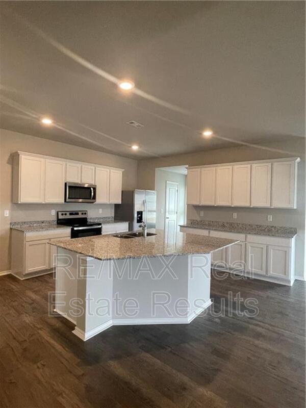 Building Photo - 806 Comanche Dr