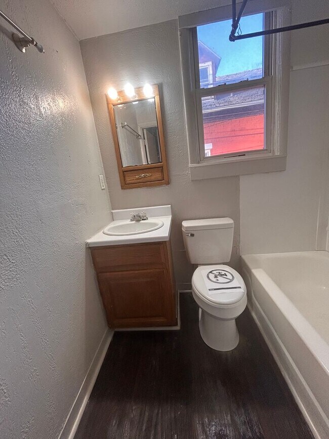 Building Photo - 815 Harmar St