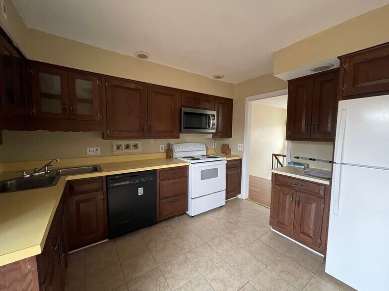 Building Photo - 139 Burleigh Dr