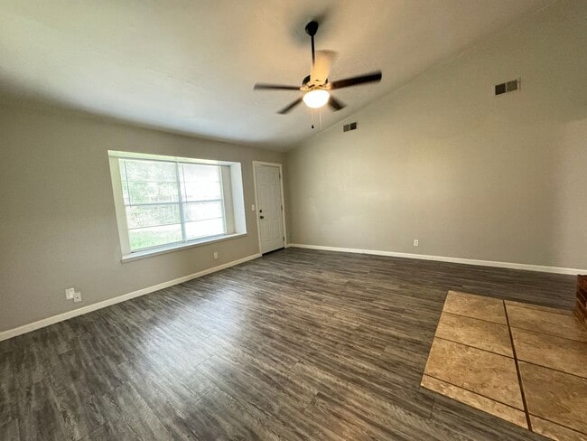 Building Photo - 3 bedroom 2 bathroom Duplex!