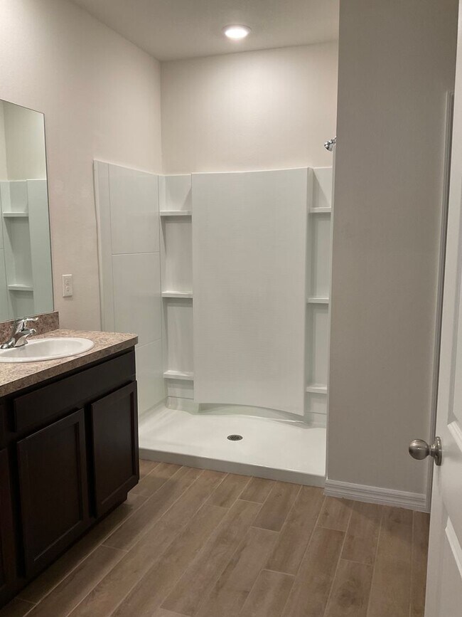 Building Photo - 4 BD/ 2BA in Chestnut Village