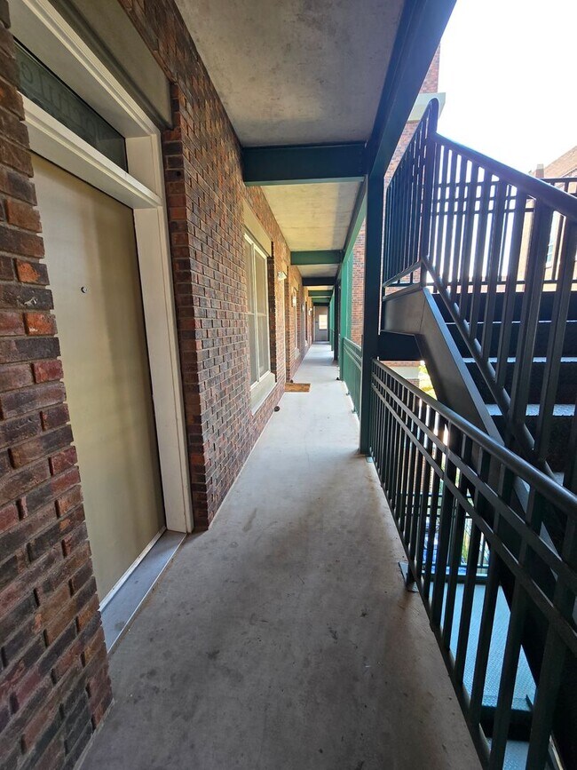 Building Photo - Beautiful 2BR , 2BA 2nd floor loft in East...