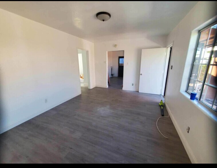 Building Photo - 3530 E 61st St