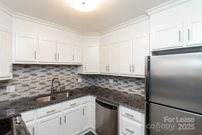 Building Photo - 140 Lake Concord Rd NE